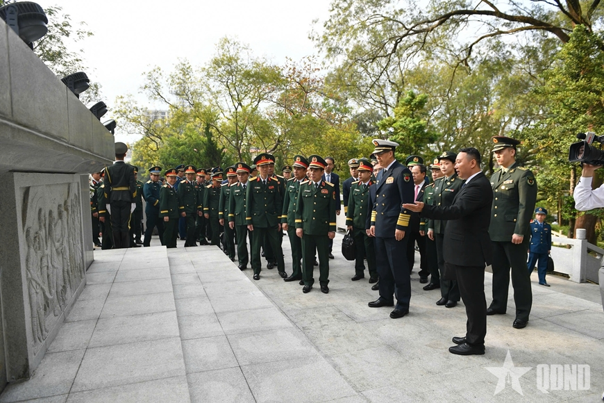 Đại tướng Phan Văn Giang và Thượng tướng Đổng Quân dâng hoa trước Đài tưởng niệm liệt sĩ cách mạng nhân dân Việt - Trung